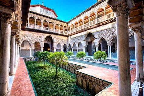 Real Alcázar: Sevillasta löytyvä mysteerin ja historian kiehtova fuusio!