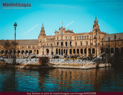 Plaza de España! Espanjan historiallisen viehätyksen ja modernin taidon ihmeellinen yhdistelmä!