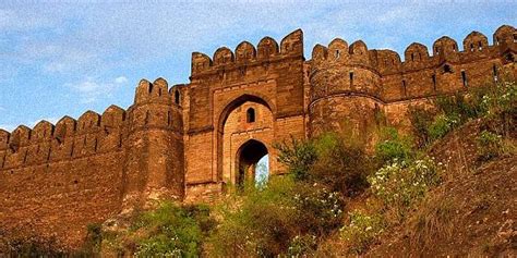 Rohtas Fort - Muinainen linnoitus ja historiaa huokuva maamerkki!